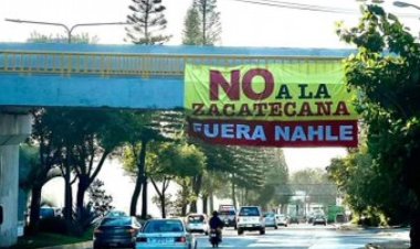 A unas horas de la elección de la defensa de la 4T, aparece lona en contra de Rocío Nahle.