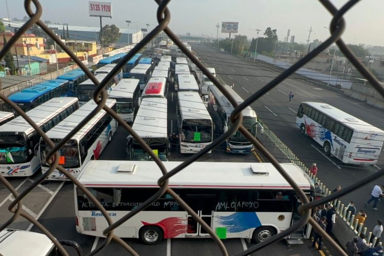 Bloquean transportistas la México-Pachuca; exigen alto a las extorsiones