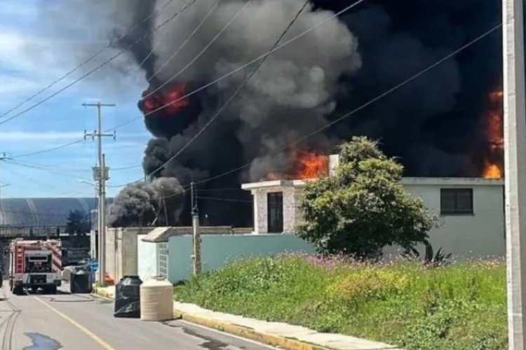 Incendio en fábrica de tinacos en Tlaxcala