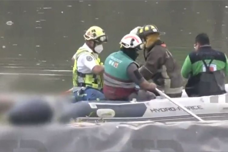 Encuentran cadáver flotando en laguna de la CDMX