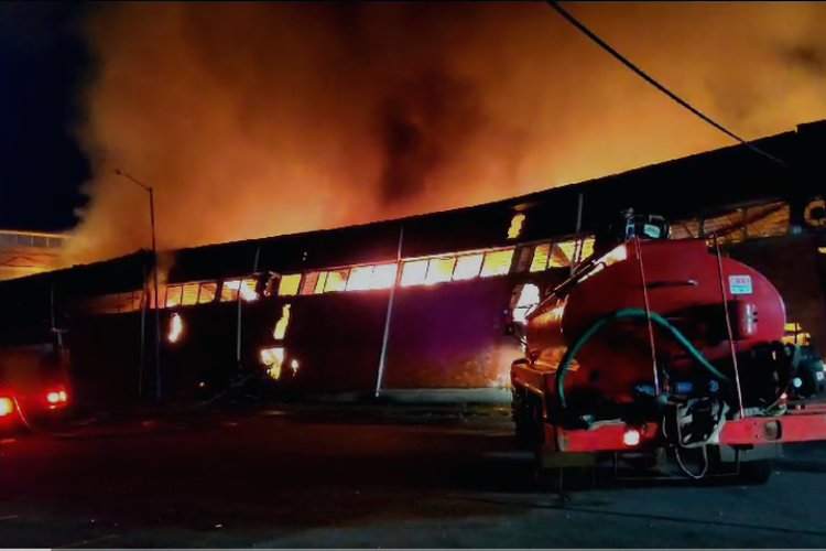 Reportan incendio en almacén del IMSS, en la Gustavo A. Madero, CDMX