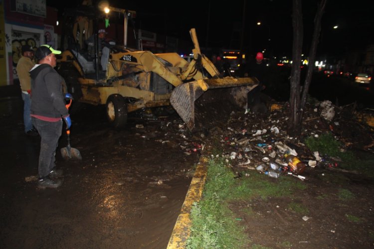 Fuerte lluvias ocasionan inundaciones y desbordamientos en Chicoloapan, Edomex