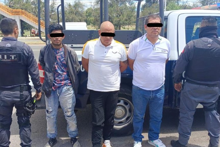 Detienen a tres personas en un vehículo con reporte de robo en Tecámac, Edomex