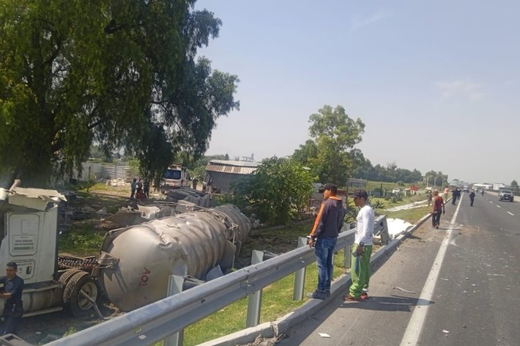 Volcadura de pipa que transportaba alcohol sobre el Circuito Exterior Mexiquense