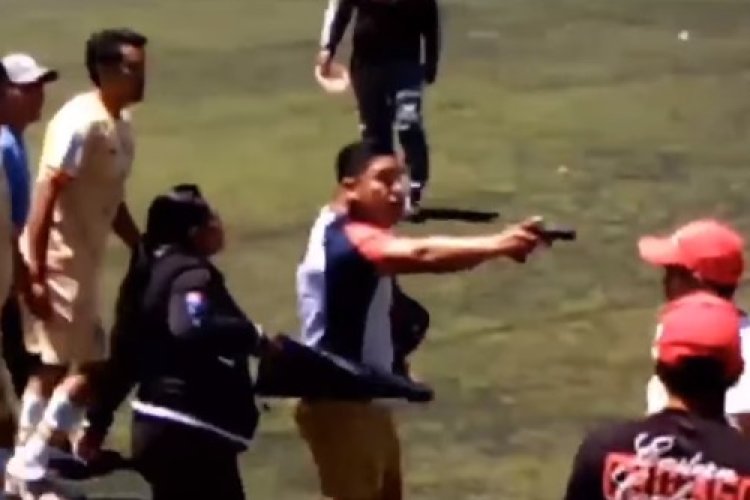 Hombre causa pánico en partido de fútbol 