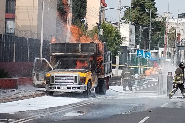 Incendio de camión repartidor de gas en la alcaldía Coyoacán