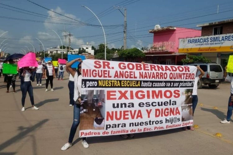 Padres de familia toman escuela primaria en Rosamorada