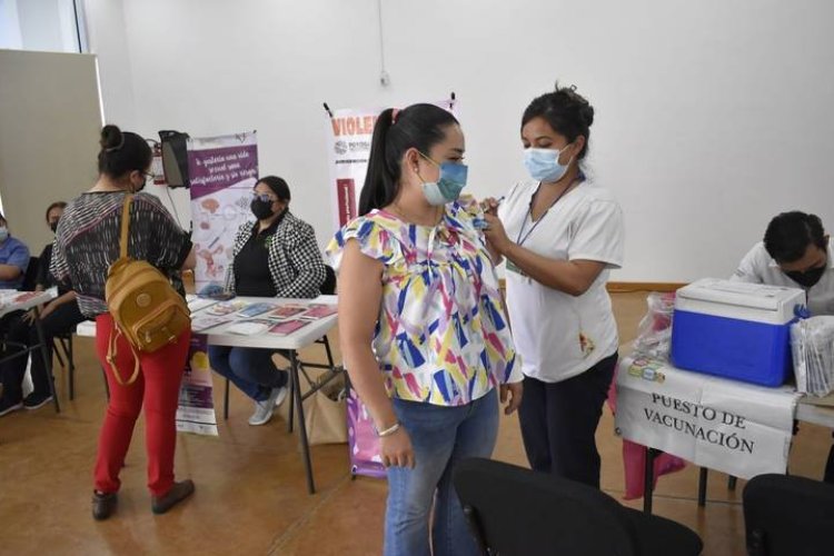 Mujeres, las más afectadas con cambios de la 4T en cobertura de salud, sostiene reporte
