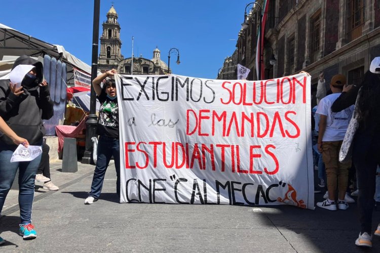 Se movilizan estudiantes a la SEP; acusan desatención de demandas desde hace medio año