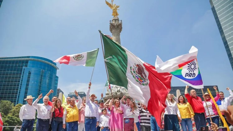 Aquí está la oposición, dice Xóchilt Gálvez a AMLO en mitin; llama a la unidad