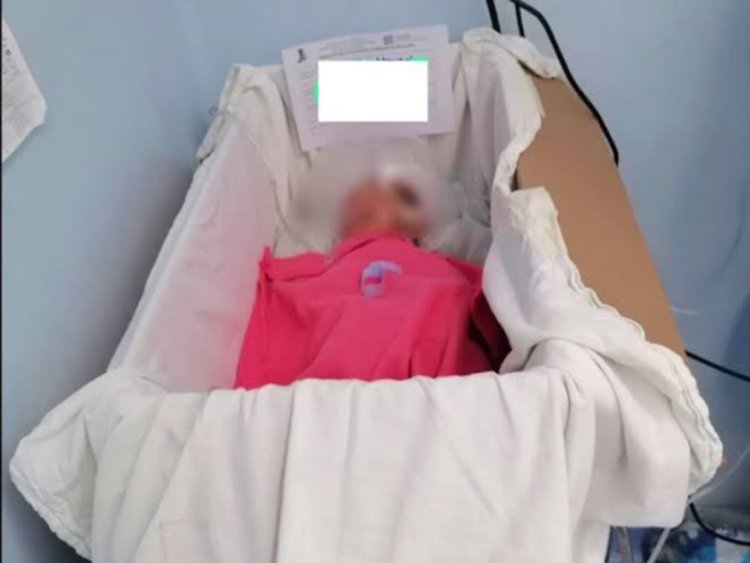 Bebé es colocada en caja de cartón en el área de cuneros en Hospital de Oaxaca