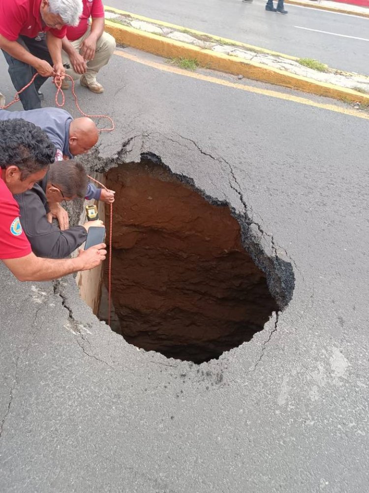 Permanecerá por seis semanas más socavón en Tlalnepantla