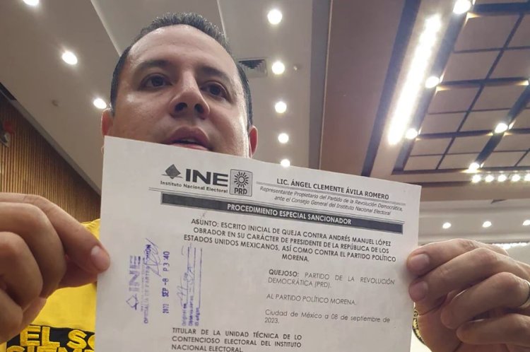 Denuncian ante el INE a López Obrador y Morena por entrega de bastón de mando