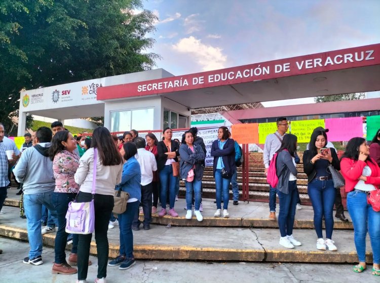 Maestros de educación indígena toman instalaciones de la SEV, exigen destitución de director de Educación Indígena