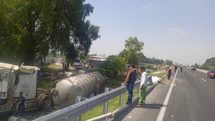 Volcadura de pipa que transportaba alcohol sobre el Circuito Exterior Mexiquense