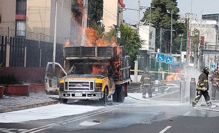 Incendio de camión repartidor de gas en la alcaldía Coyoacán