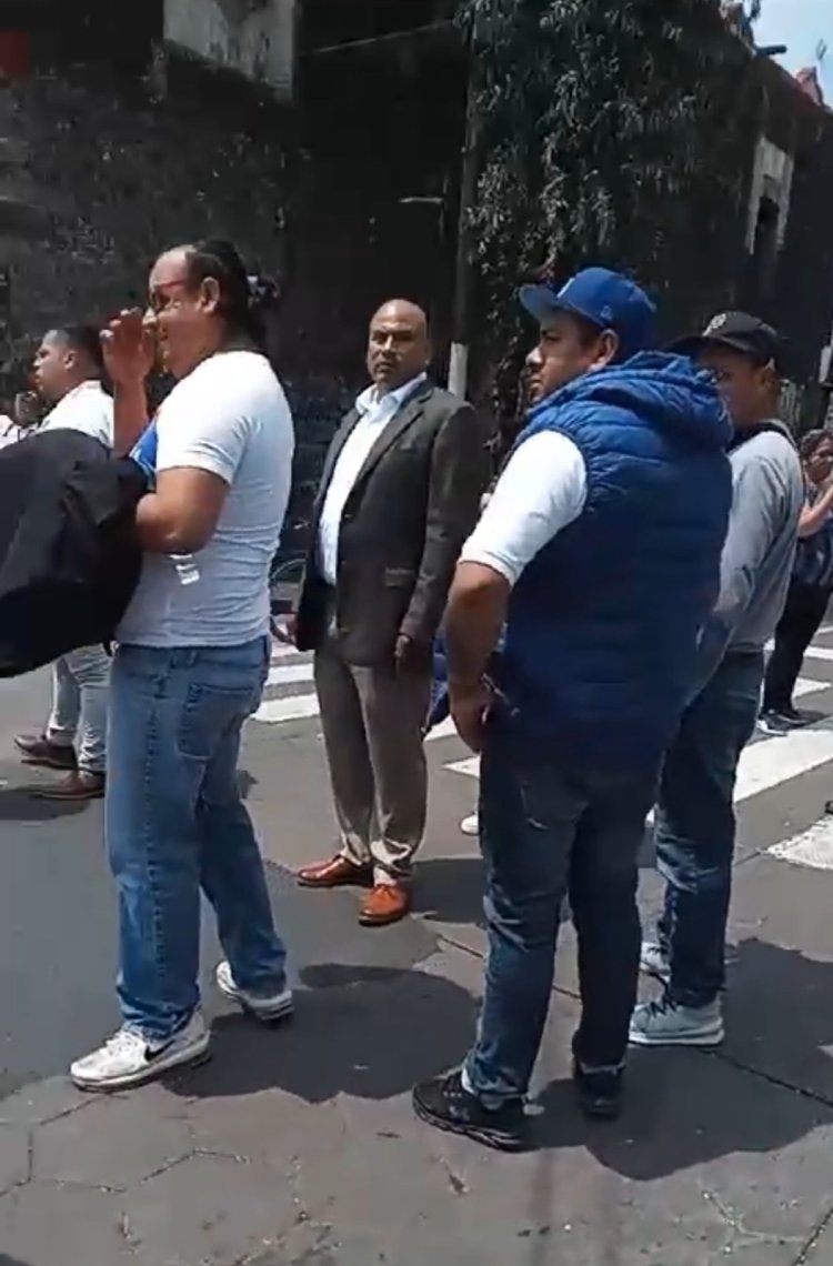 Alcalde de Xochimilco, José Carlos Acosta, agrede a ciudadanos y les quita sus volantes de denuncia