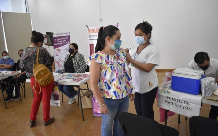 Mujeres, las más afectadas con cambios de la 4T en cobertura de salud, sostiene reporte