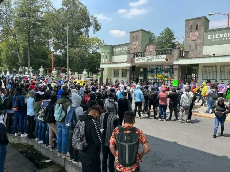 Padres de los 43 de Ayotzinapa mantendrán plantón en instalaciones de Sedena