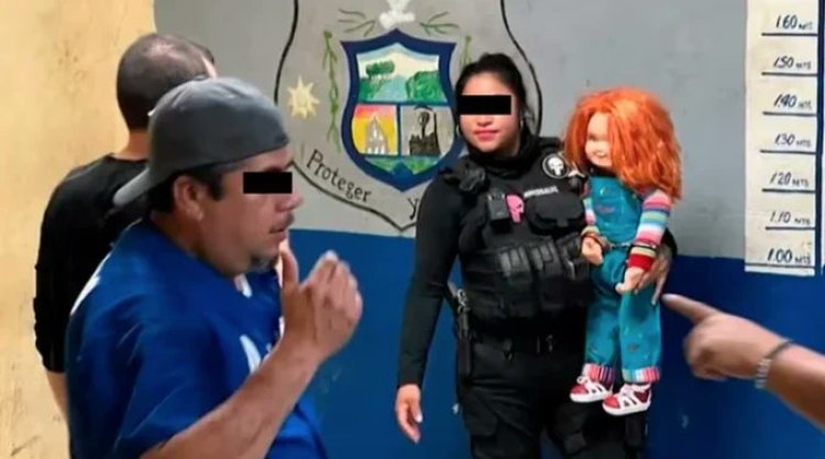 Esposan a muñeco “Chucky” con el que asaltaba un hombre en Monclova, Coahuila