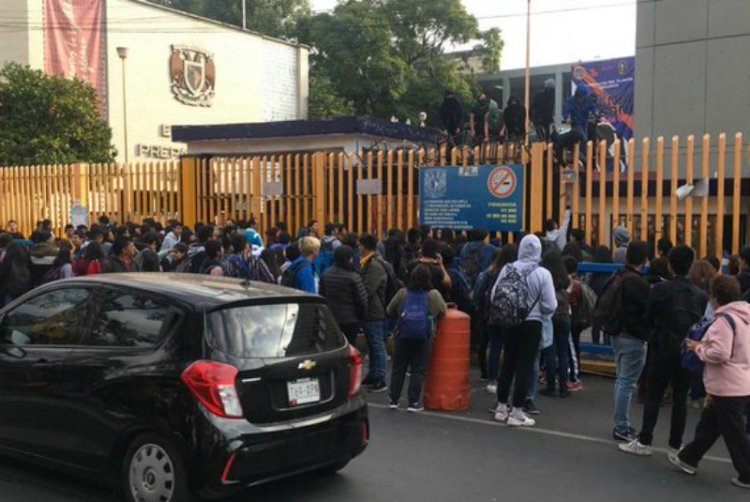 Encapuchados toman instalaciones de la Prepa 8 de la UNAM en la CDMX