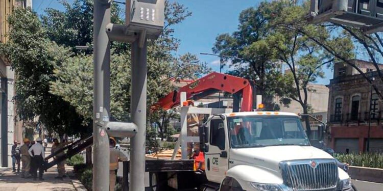 Vecinos reclaman a CFE solucionar “apagones” tras labores de mantenimiento en Avenida Chapultepec