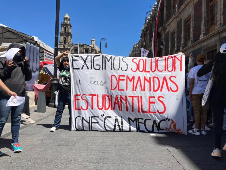 Se movilizan estudiantes a la SEP; acusan desatención de demandas desde hace medio año