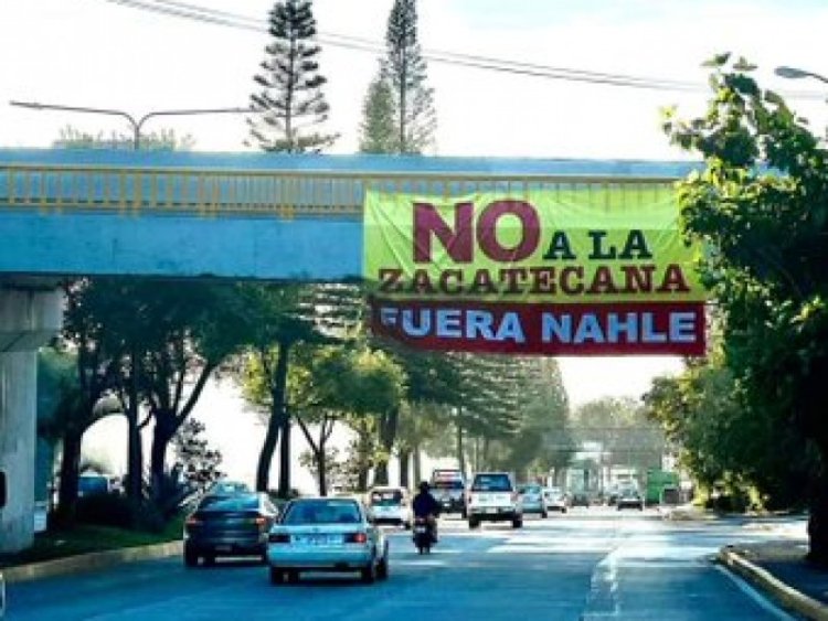 A unas horas de la elección de la defensa de la 4T, aparece lona en contra de Rocío Nahle.