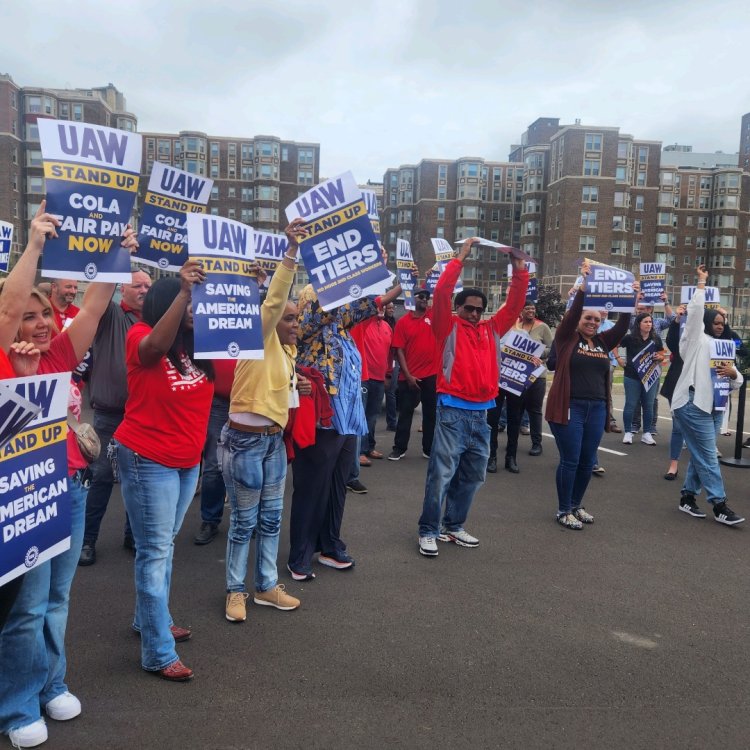 Se suman 7 mil trabajadores más a la huelga del Sindicato automotriz UAW