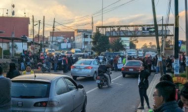 Con bloqueos piden soluciones al gobierno estatal y federal en Zacualtipán.