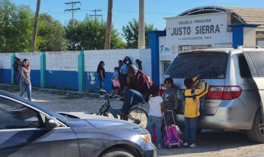 Padres de familia cierran vialidad por falta de atención a escuela