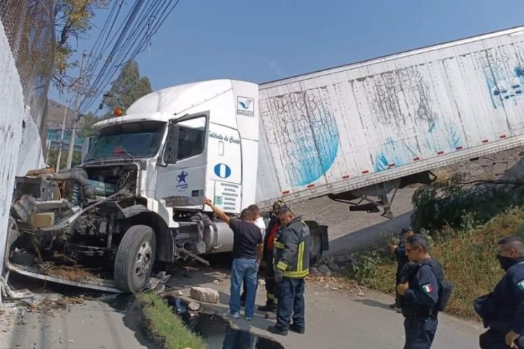 Tráiler pierde control y choca contra la barda de una primaria en Tlalnepantla