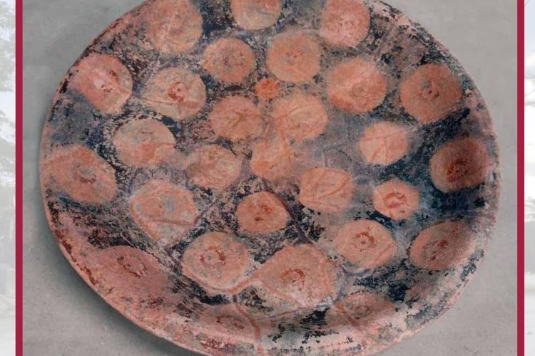 Plato con decoraciones abstractas es descubierto en trabajos de la Zona Arqueológica de Edzná en Campeche