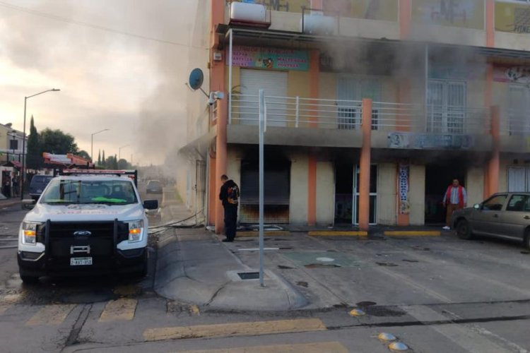 Logran sofocar incendio en taquería de Tecámac, Edomex