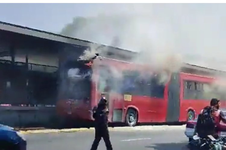 Incendio de una unidad del Metrobús en la estación UPIICSA