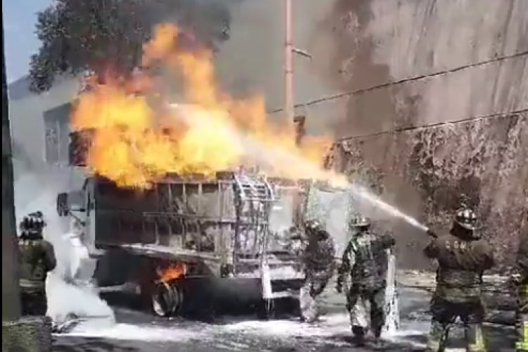 Reportan incendio de camión que transportaba cilindros de gas al sur de la CDMX