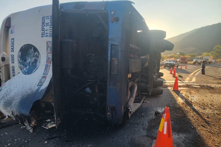 Reportan volcadura de autobús con migrantes en Oaxaca