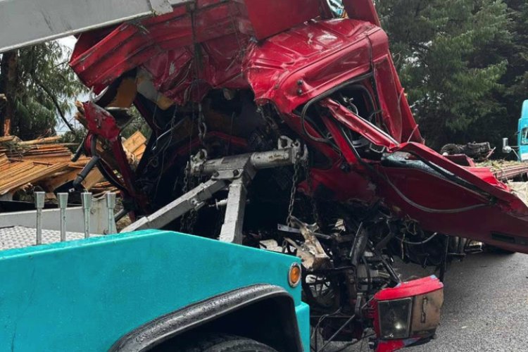 Tráiler queda destrozado tras impactarse en la autopista México-Cuernavaca