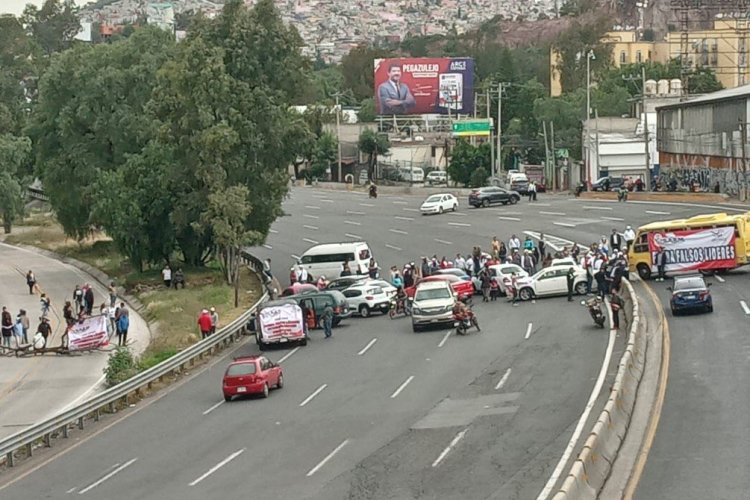 Transportistas bloquean importantes vialidades en el Edomex; piden detener extorsiones