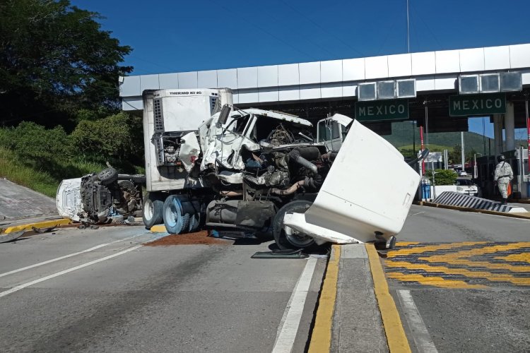 Tráiler se impacta contra caseta y deja tres heridos en la Autopista del Sol