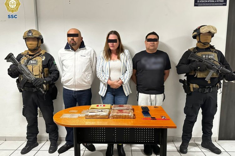 Detiene a tres personas en posesión de paquetes de droga y equipos electrónicos