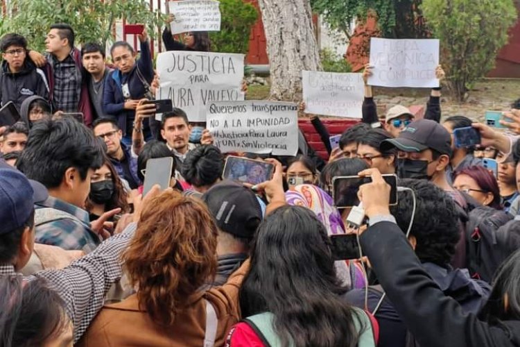 Destituyen a directora y docentes tras agresión a profesora en UATx