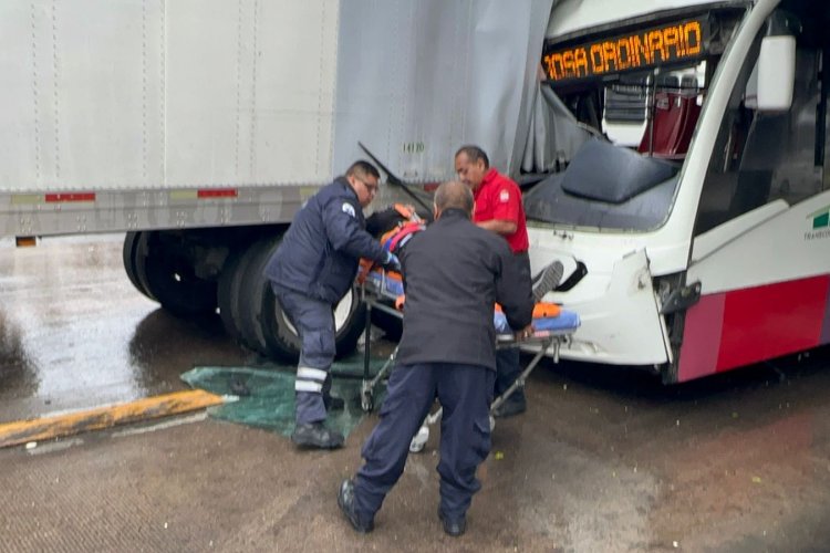 Reportan choque de Mexibús contra tráiler en Tultitlán en el Estado de México