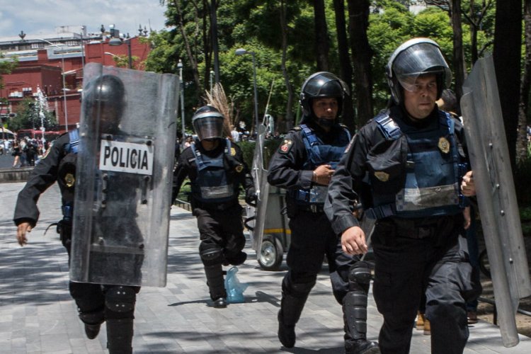 Granaderos adquieren extintores para reprimir protestas