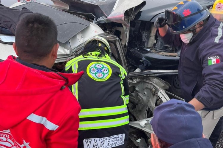 Choque frontal entre una camioneta y un auto compacto deja 4 personas sin vida y dos heridos en la Toluca-Zitacuaro