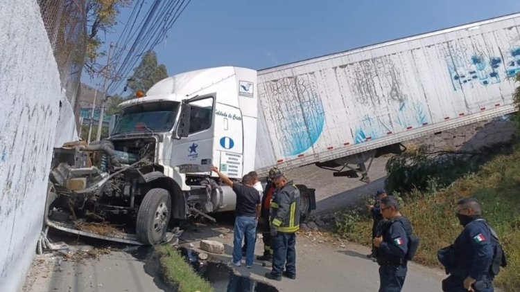 Tráiler pierde control y choca contra la barda de una primaria en Tlalnepantla