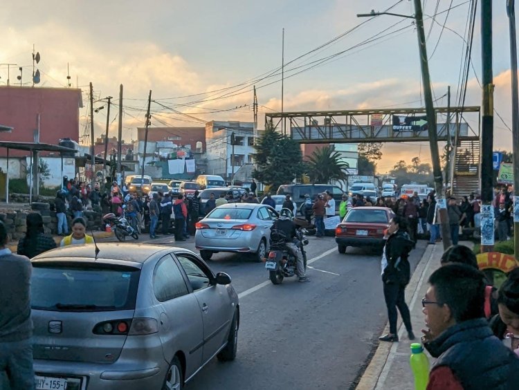 Con bloqueos piden soluciones al gobierno estatal y federal en Zacualtipán.
