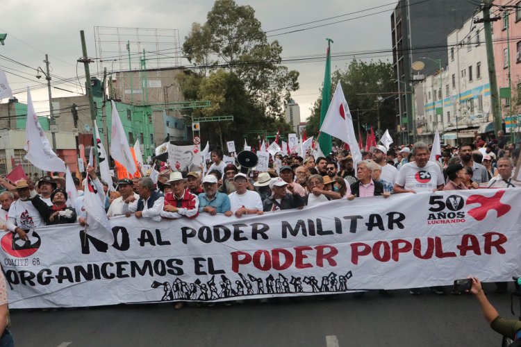 Marchan universitarios por 55 aniversario de la masacre del 2 de octubre