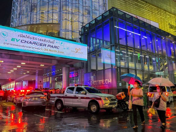 Niño de 14 años mata a dos personas durante tiroteo dentro de un centro comercial en Bangkok en Tailandia