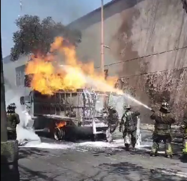 Reportan incendio de camión que transportaba cilindros de gas al sur de la CDMX